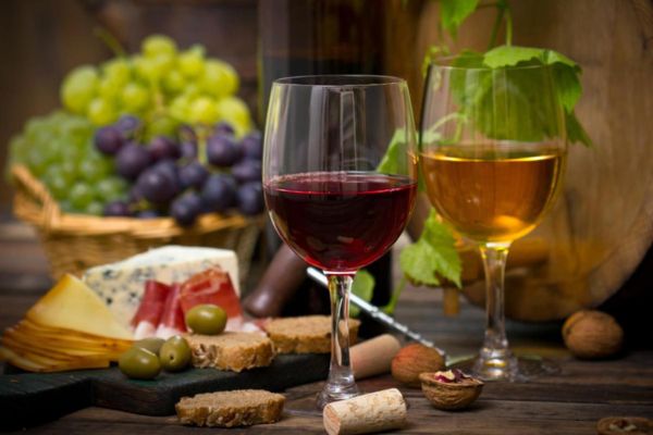 DEGUSTAÇÃO DE VINHO E COMIDAS ROMANAS EM BORGO