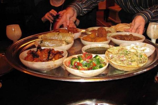 REFEIÇÃO EGÍPCIA NA CASA DE UM LOCAL NO CAIRO
