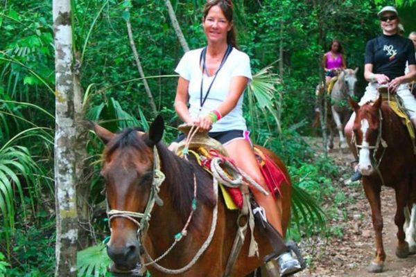 PASSEIO A CAVALO, DE TIROLESA E PARA UM CENOTE