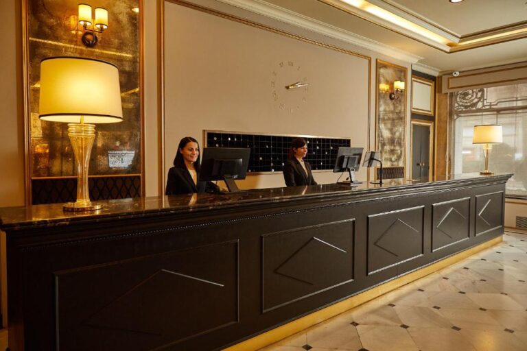 EL AVENIDA PALACE HOTEL